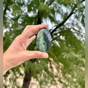 Serpentine palmstone